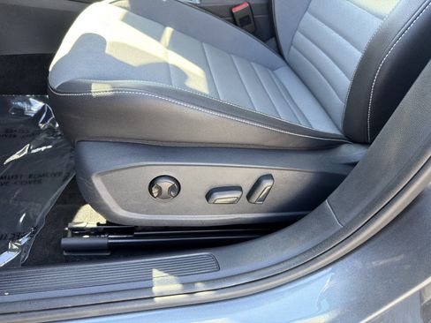 Used 2025 Volkswagen Jetta SE FWD image 25