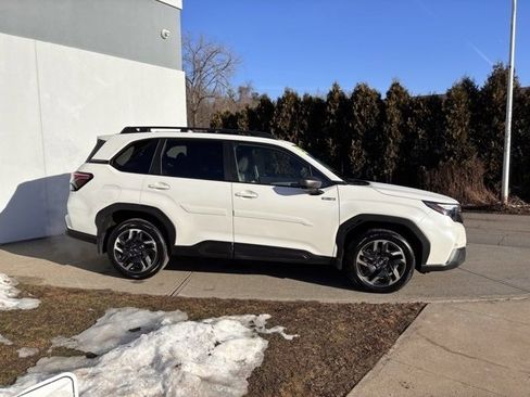 Used 2025 Subaru Forester Premium image 2