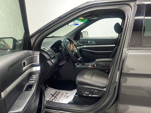 Used 2017 Ford Explorer XLT AWD/4WD image 2