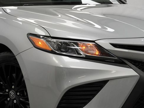 Used 2020 Toyota Camry SE FWD image 5