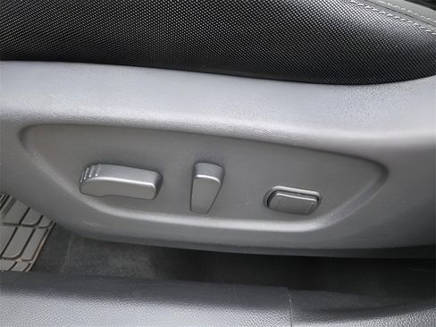 Used 2018 Nissan Rogue SV image 18