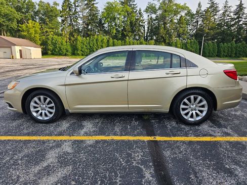 Used 2011 Chrysler 200 Touring FWD image 4