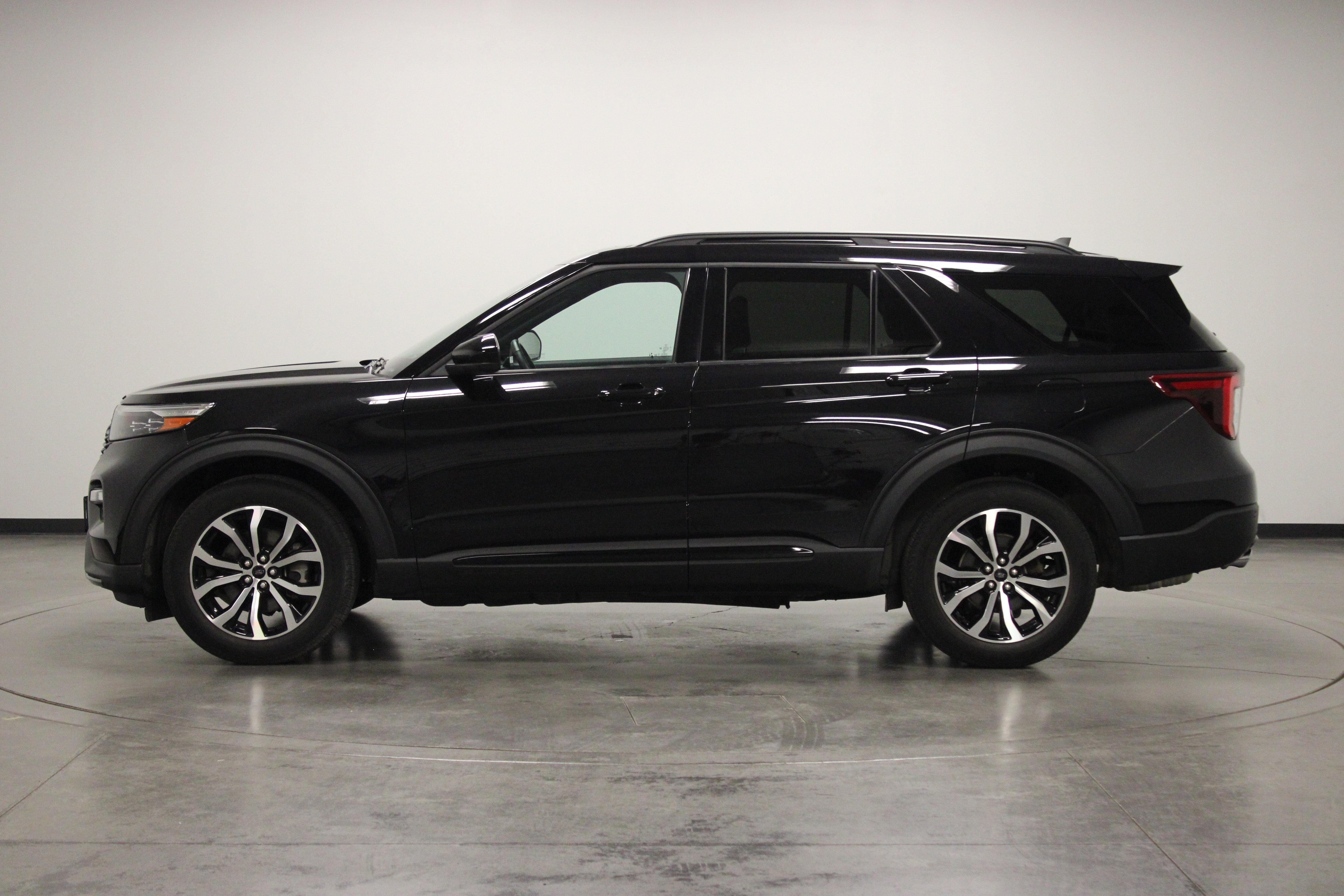 Used 2024 Ford Explorer ST-Line w/ Class IV Trailer Tow Package AWD/4WD image 5