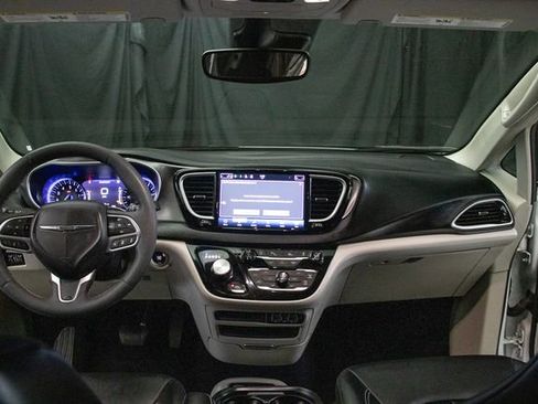 Used 2024 Chrysler Pacifica Touring-L FWD image 24