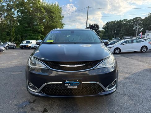 Used 2020 Chrysler Pacifica Limited FWD image 2