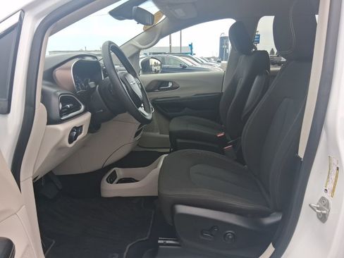 Used 2023 Chrysler Voyager LX image 15