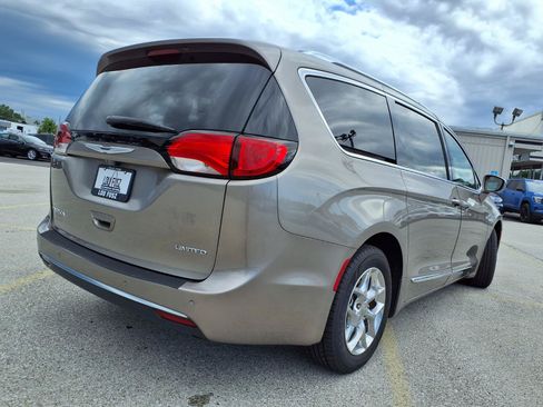 Used 2017 Chrysler Pacifica Limited w/ UConnect Theater Package FWD image 33