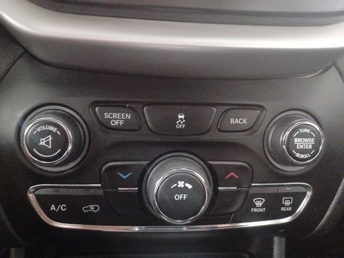 Used 2018 Jeep Cherokee Latitude Plus FWD image 27