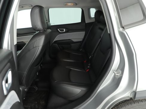 Used 2022 Jeep Compass Latitude FWD image 8