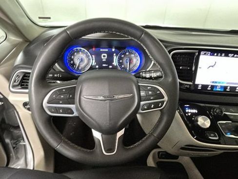 Used 2024 Chrysler Pacifica Touring-L FWD image 15