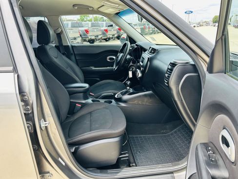 Used 2016 Kia Soul FWD image 24