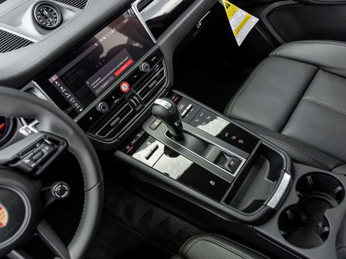 Certified 2026 Porsche Macan AWD/4WD image 30