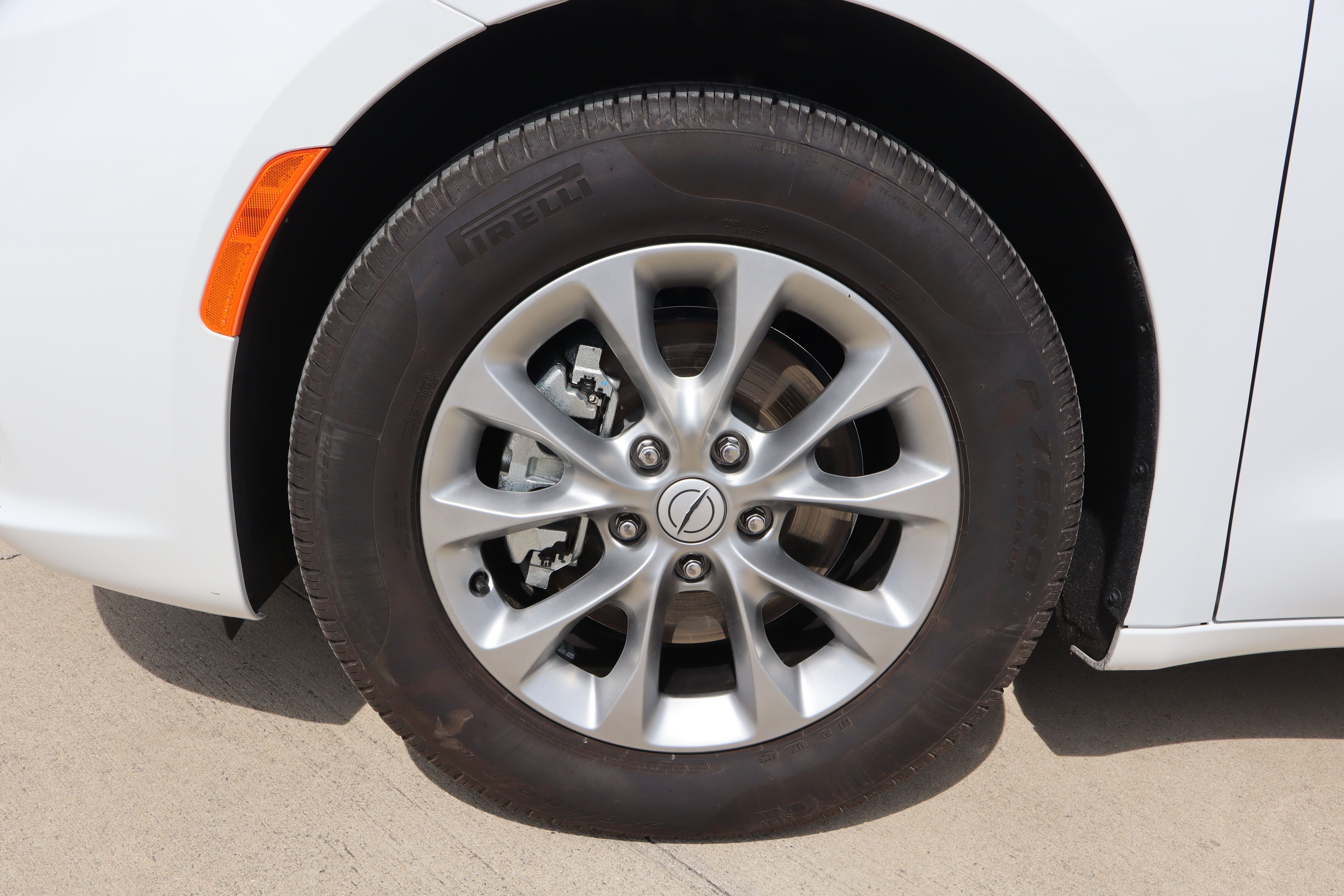 Used 2026 Chrysler Pacifica Limited FWD image 36