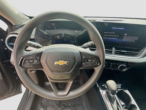 Used 2025 Chevrolet Trax LT FWD image 8