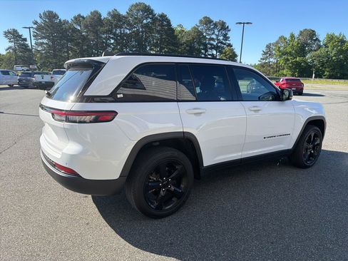 Used 2023 Jeep Grand Cherokee Altitude AWD/4WD image 8