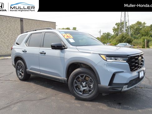 Certified 2025 Honda Pilot TrailSport image 1