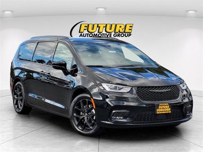 New 2026 Chrysler Pacifica Limited w/ Uconnect Theater Family Group