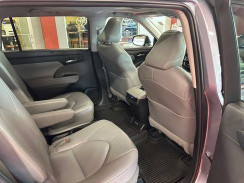 Used 2022 Toyota Highlander XLE AWD/4WD image 14