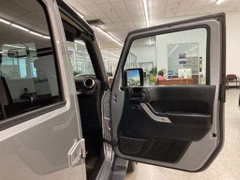 Used 2017 Jeep Wrangler Unlimited Sahara w/ Connectivity Group image 33