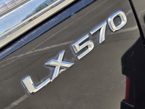 Used 2014 Lexus LX 570 4WD w/ Luxury Package image 33