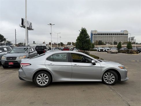 Used 2020 Toyota Camry LE image 4