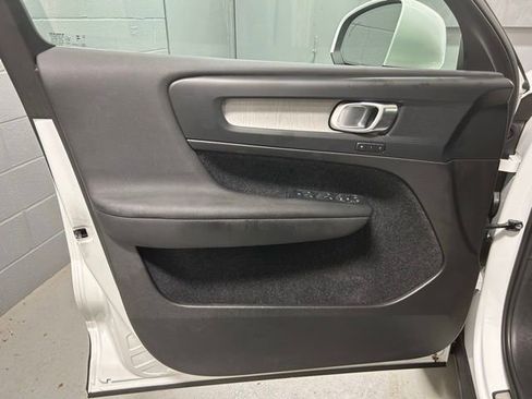 Used 2025 Volvo XC40 B5 Core image 6