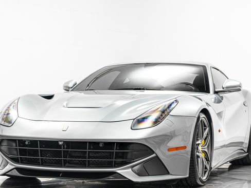 Used 2016 Ferrari F12 Berlinetta RWD image 5