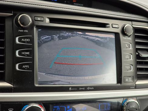 Used 2019 Toyota Highlander SE AWD/4WD image 9