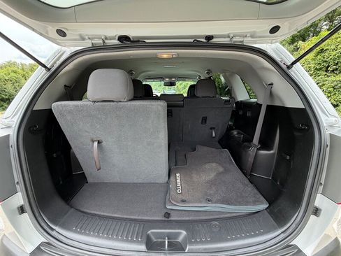 Used 2012 Kia Sorento LX w/ Convenience Pkg FWD image 9