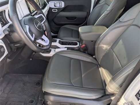 Used 2025 Jeep Gladiator Mojave image 14