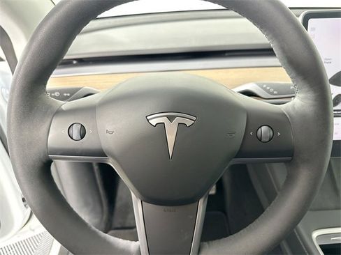 Used 2022 Tesla Model Y Long Range image 18
