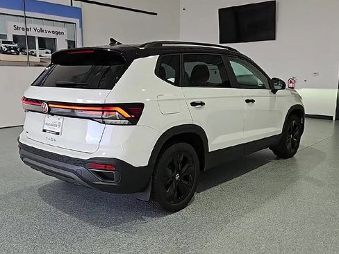 New 2026 Volkswagen Taos SE FWD image 8
