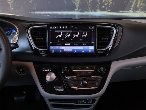 Used 2023 Chrysler Pacifica Touring-L FWD image 21
