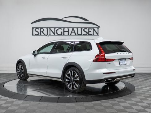 Used 2020 Volvo V60 T5 Cross Country image 7