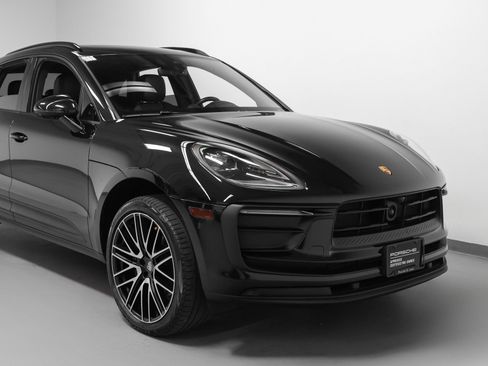 Certified 2022 Porsche Macan AWD/4WD image 9