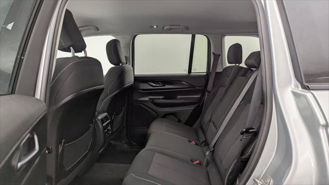 Used 2024 Jeep Grand Cherokee Laredo RWD image 17