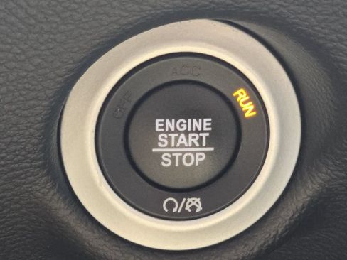 Used 2025 Chrysler Pacifica Select FWD image 31