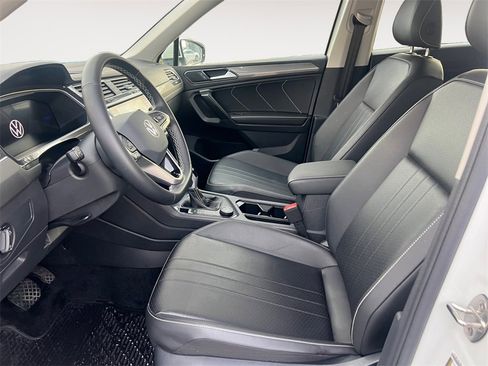 Used 2024 Volkswagen Tiguan SE w/ Panoramic Sunroof Package image 9