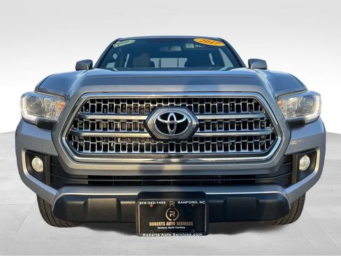 Used 2017 Toyota Tacoma TRD Off-Road image 9