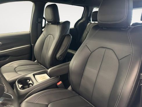 New 2026 Chrysler Pacifica Select image 9