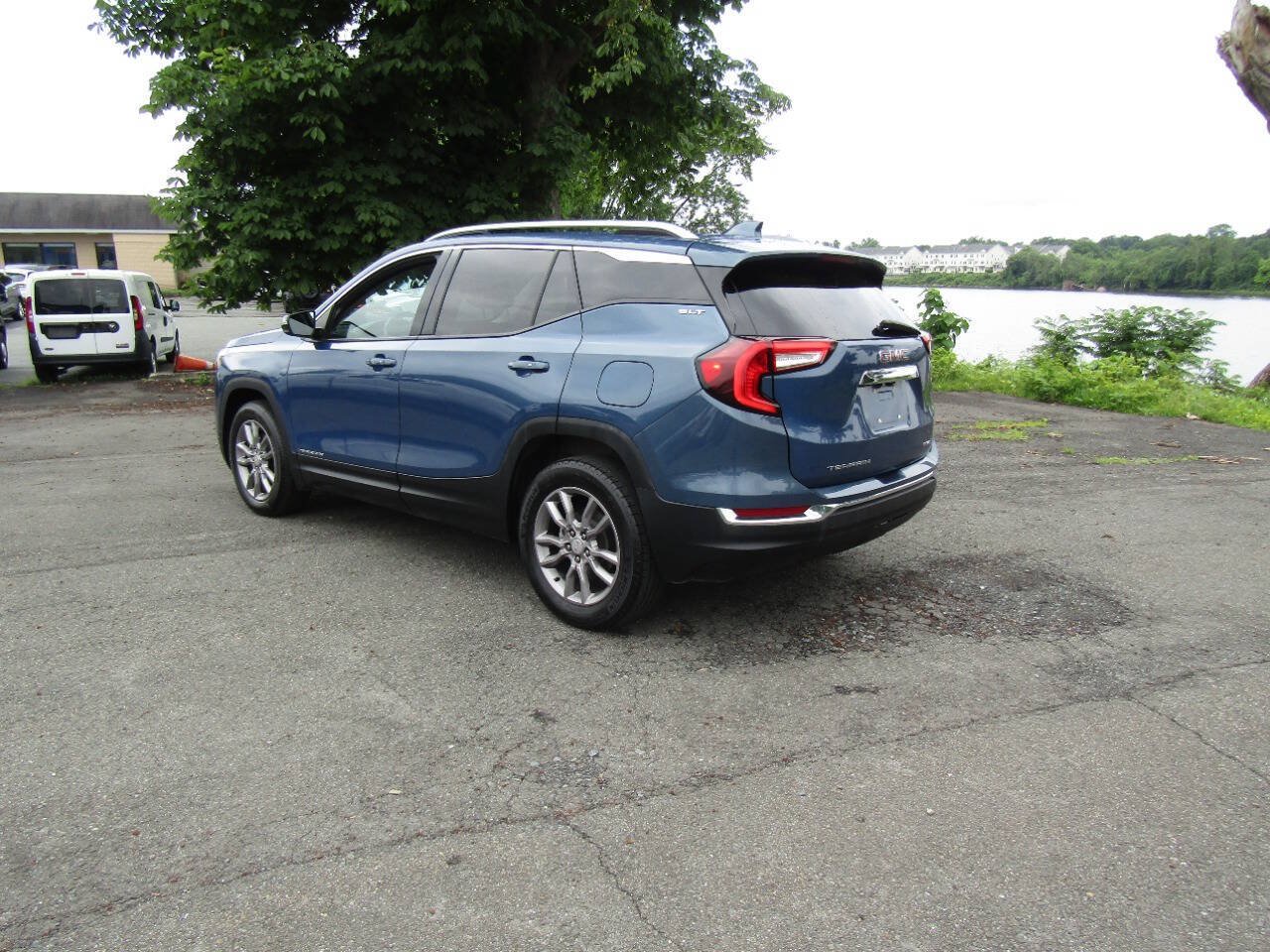 Used 2024 GMC Terrain SLT AWD/4WD image 6