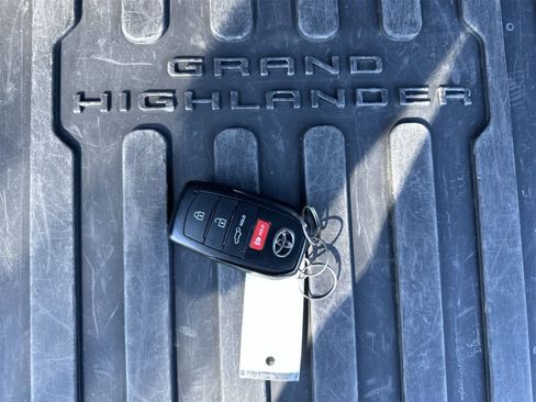 Used 2024 Toyota Grand Highlander XLE image 26