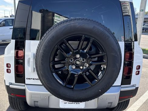 Used 2025 Land Rover Defender 110 S image 5