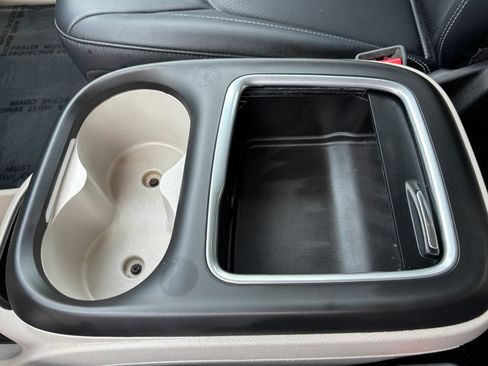 Used 2024 Chrysler Pacifica Touring-L FWD image 18
