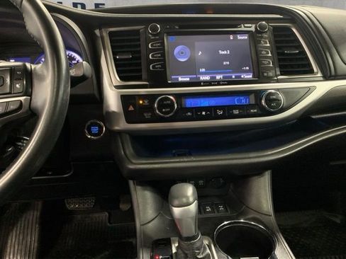 Used 2018 Toyota Highlander SE image 9