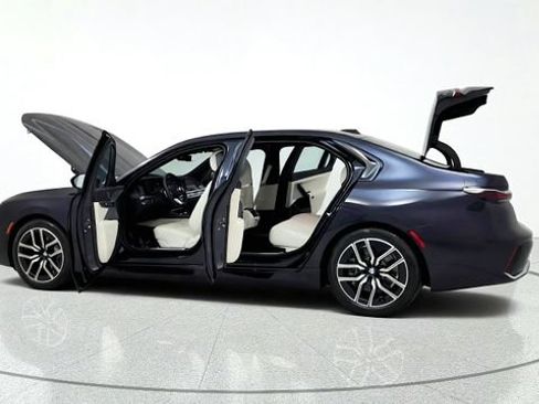 Used 2025 BMW i7 xDrive60 AWD/4WD image 16