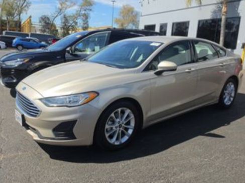 Used 2019 Ford Fusion SE FWD image 3