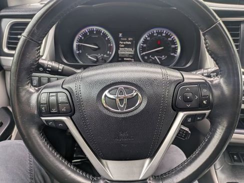 Used 2017 Toyota Highlander XLE AWD/4WD image 20