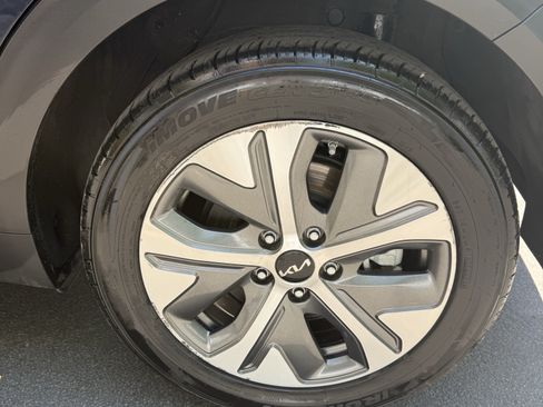 Used 2022 Kia Niro EX w/ Cold Weather Package FWD image 9