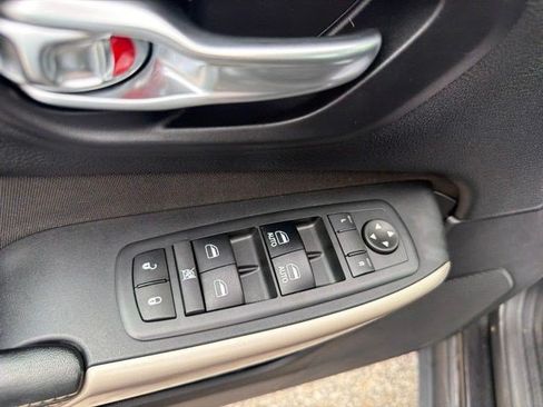Used 2017 Jeep Cherokee Latitude w/ Cold Weather Group AWD/4WD image 12